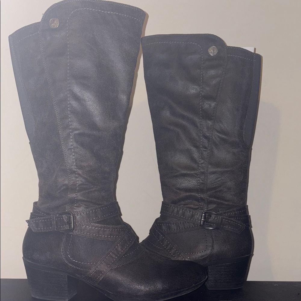 Stylish Gray Leather Boots